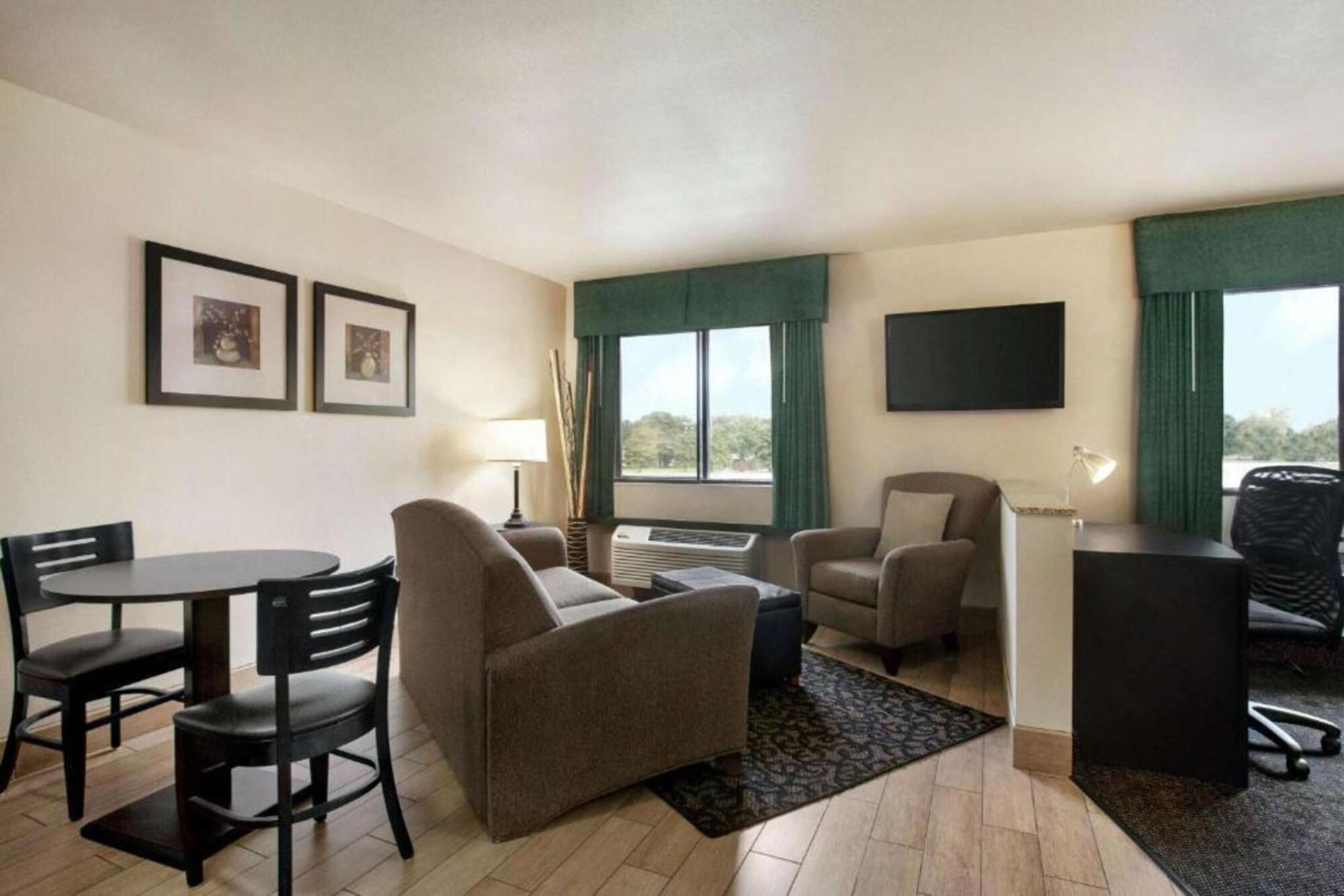 Travelodge By Wyndham Livonia Eksteriør bilde