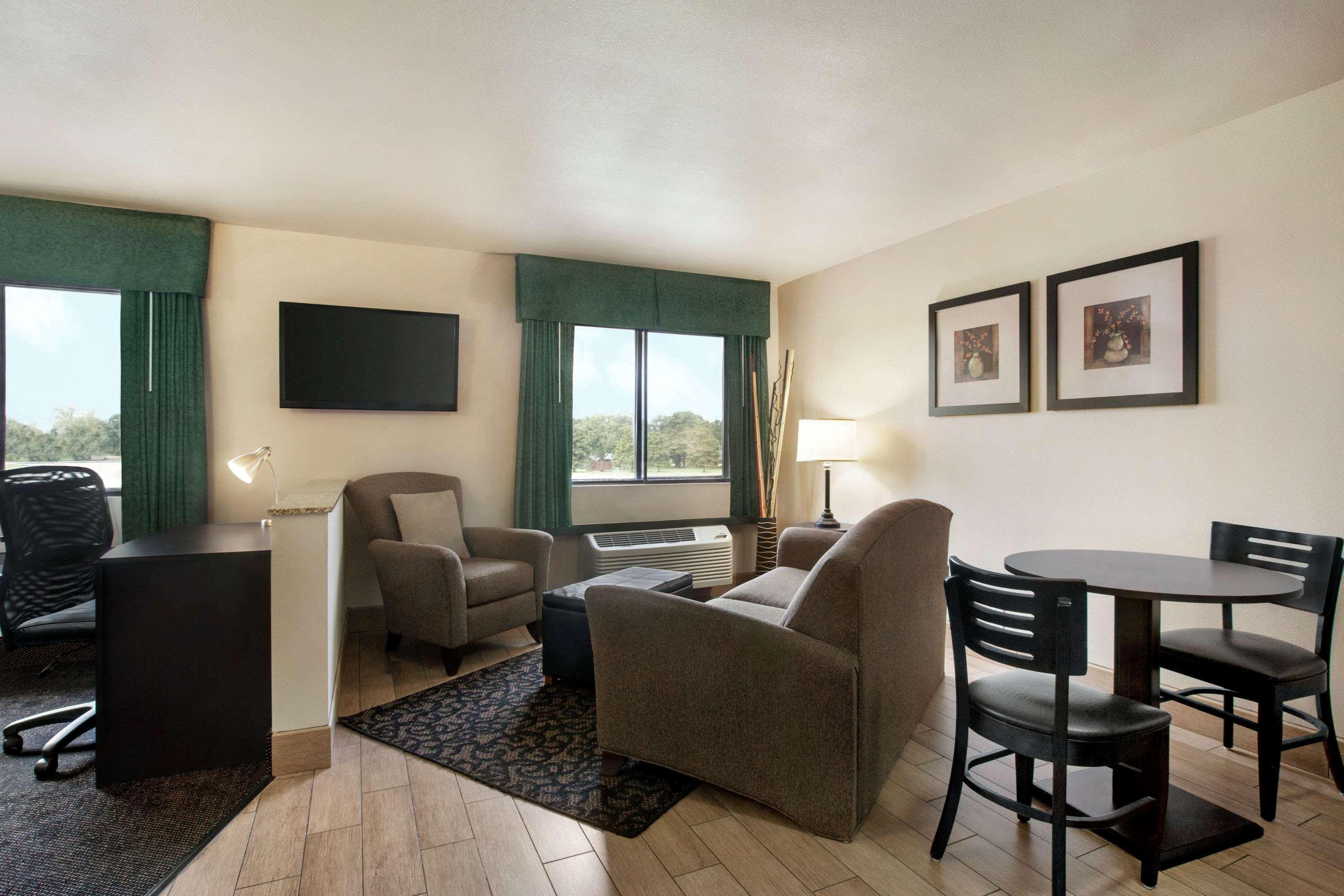Travelodge By Wyndham Livonia Eksteriør bilde