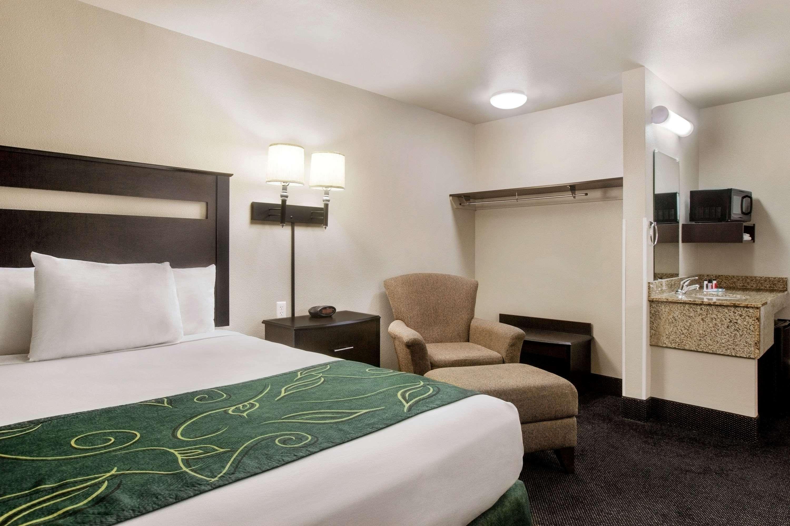 Travelodge By Wyndham Livonia Eksteriør bilde