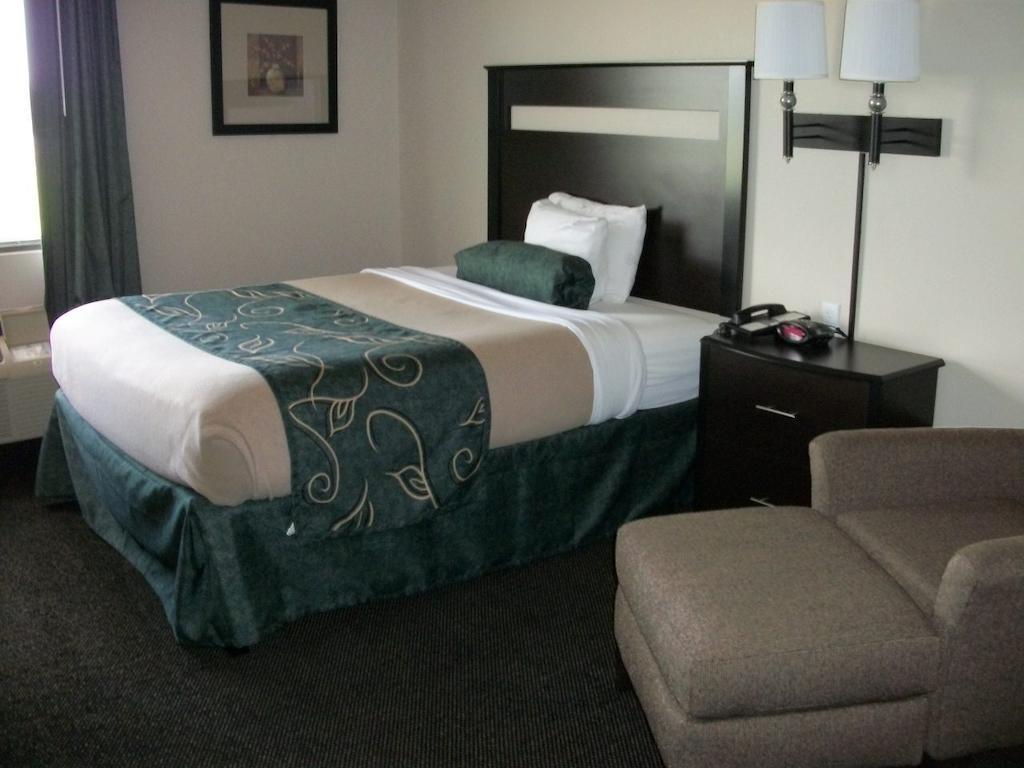 Travelodge By Wyndham Livonia Eksteriør bilde