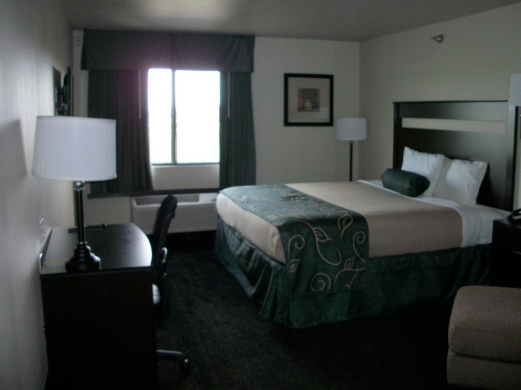 Travelodge By Wyndham Livonia Eksteriør bilde