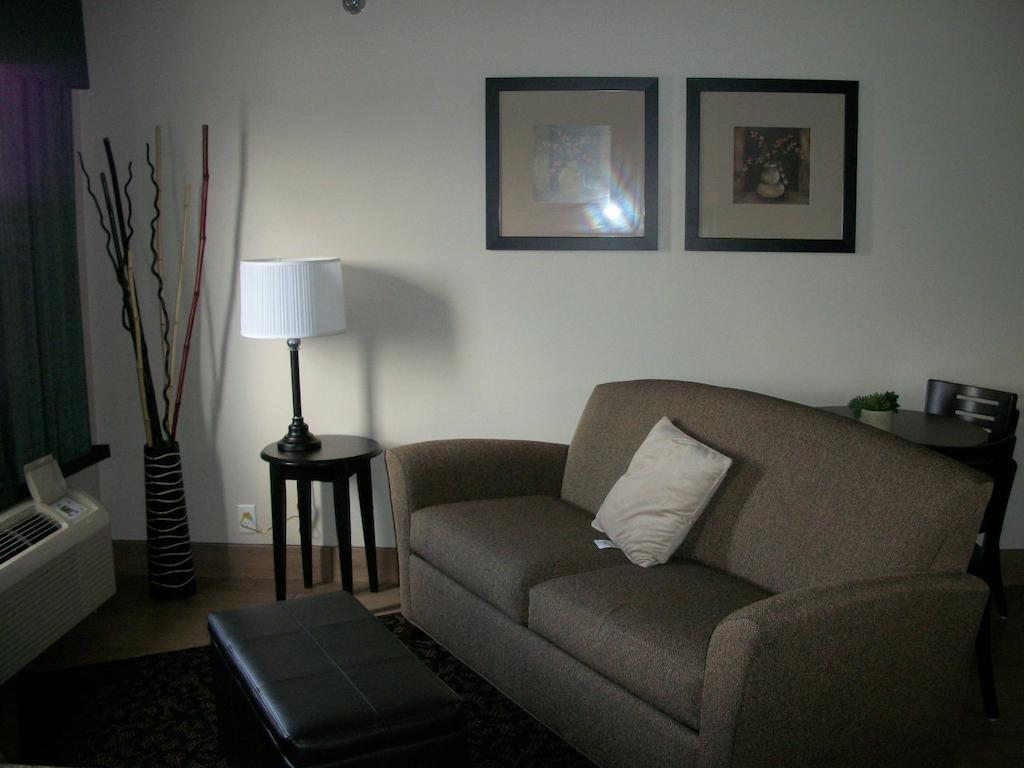Travelodge By Wyndham Livonia Eksteriør bilde