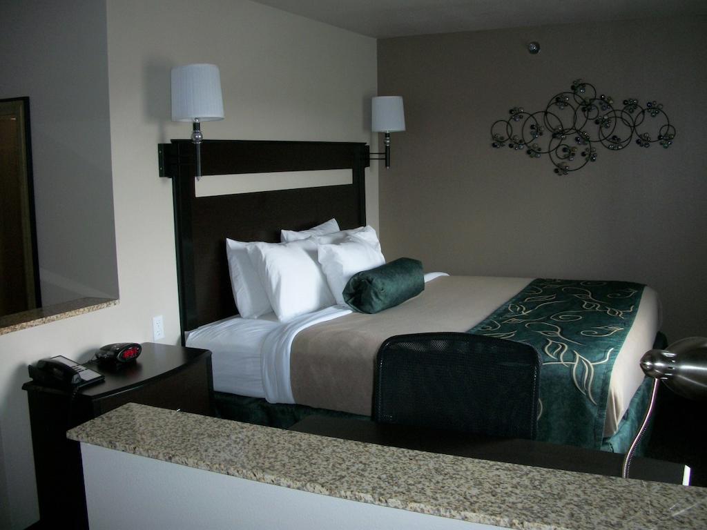 Travelodge By Wyndham Livonia Eksteriør bilde