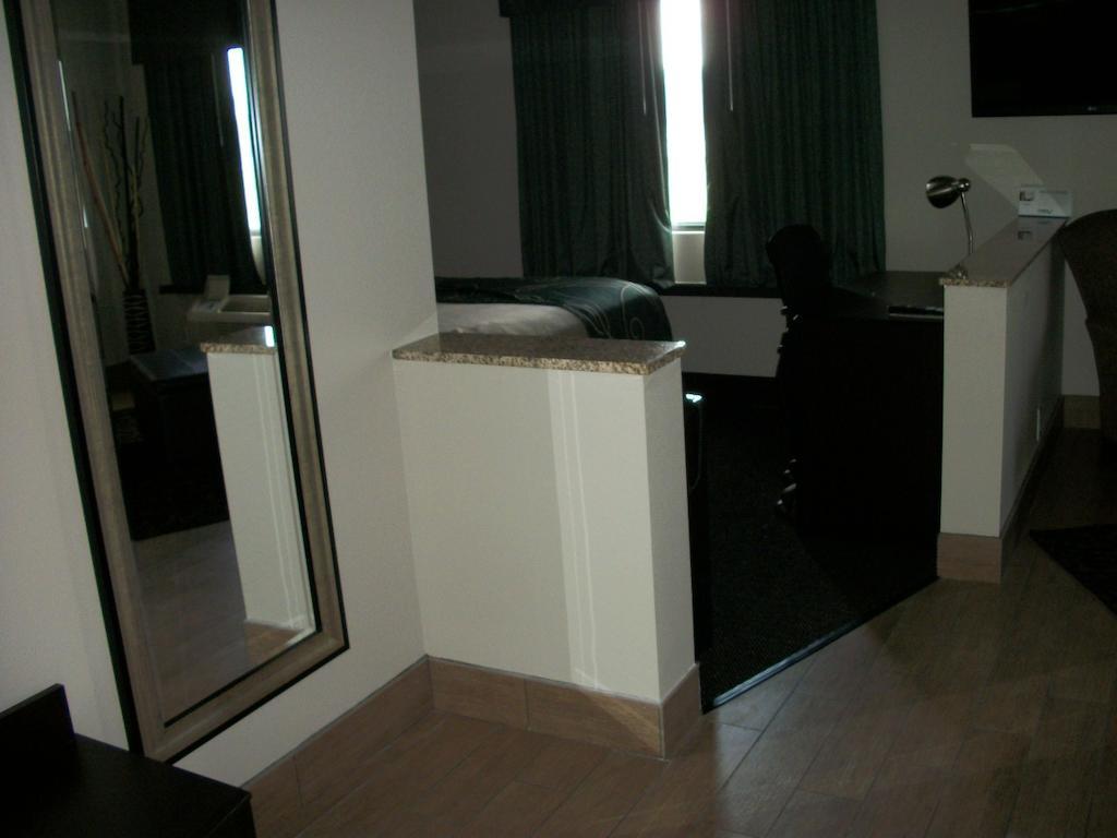Travelodge By Wyndham Livonia Eksteriør bilde