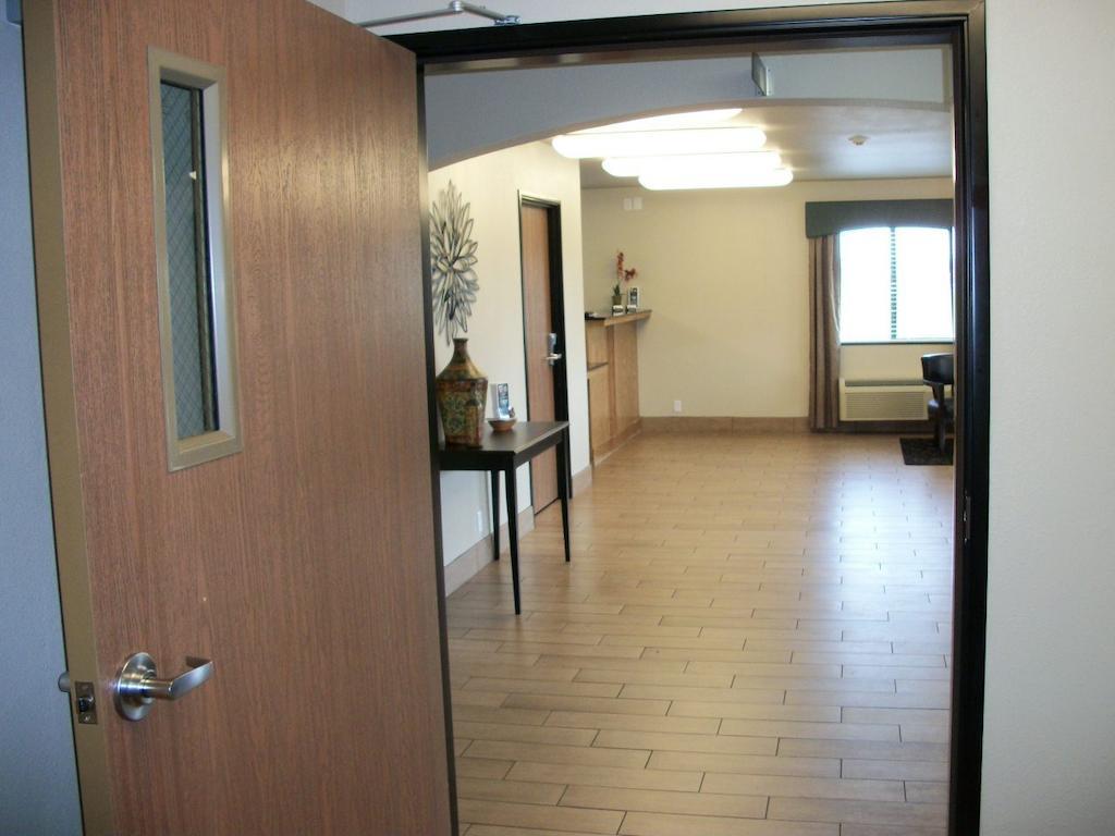 Travelodge By Wyndham Livonia Eksteriør bilde