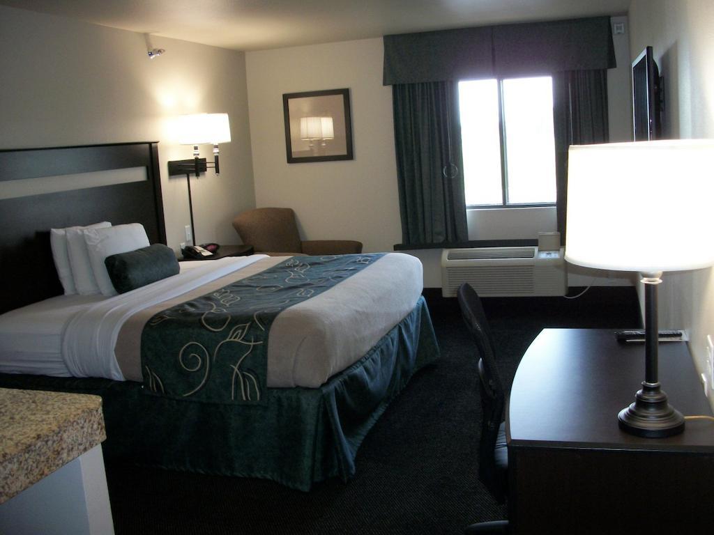 Travelodge By Wyndham Livonia Eksteriør bilde