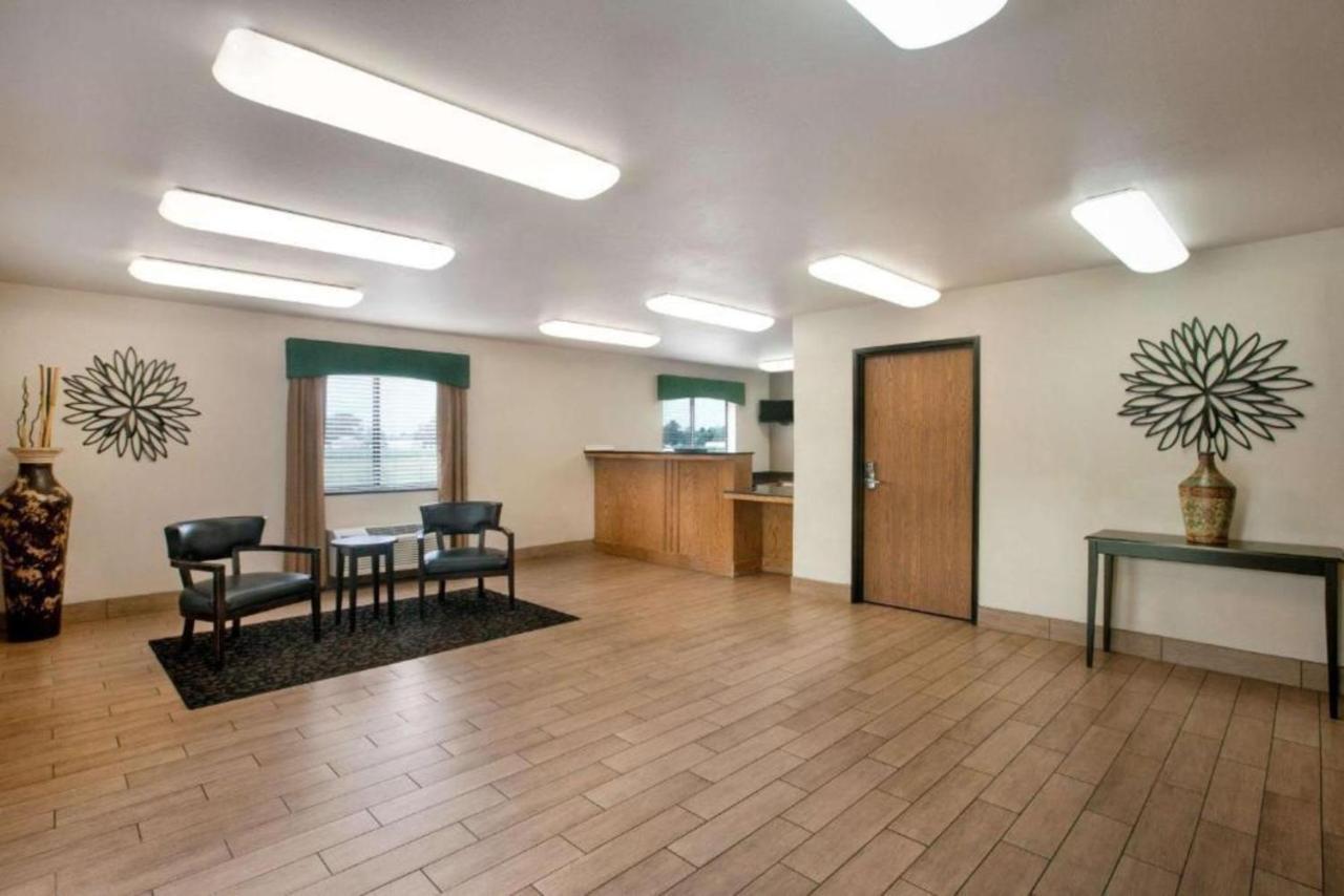 Travelodge By Wyndham Livonia Eksteriør bilde